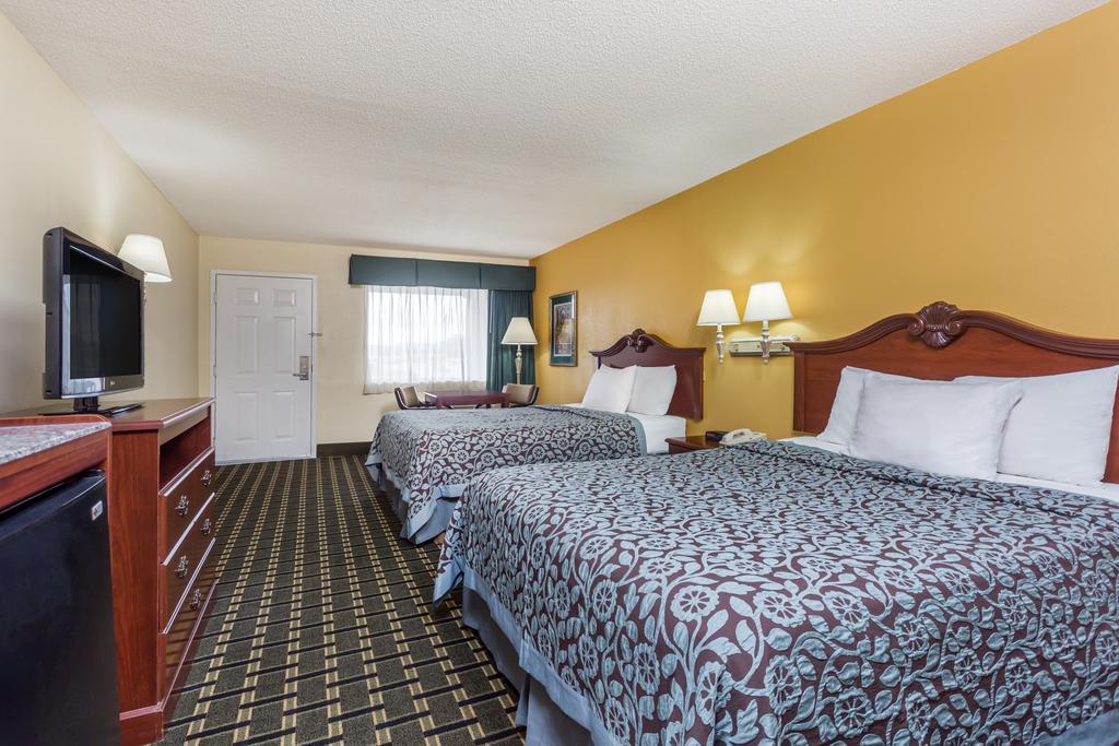 Days Inn & Suites By Wyndham Warner Robins Near Robins Afb מראה חיצוני תמונה