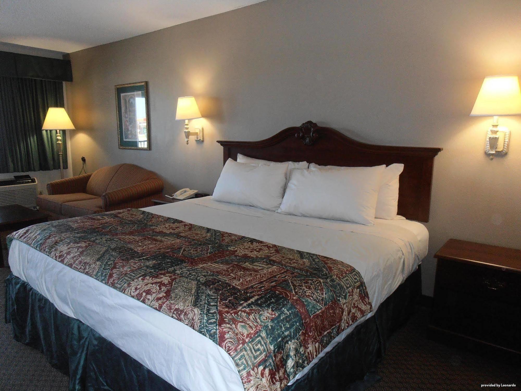 Days Inn & Suites By Wyndham Warner Robins Near Robins Afb מראה חיצוני תמונה