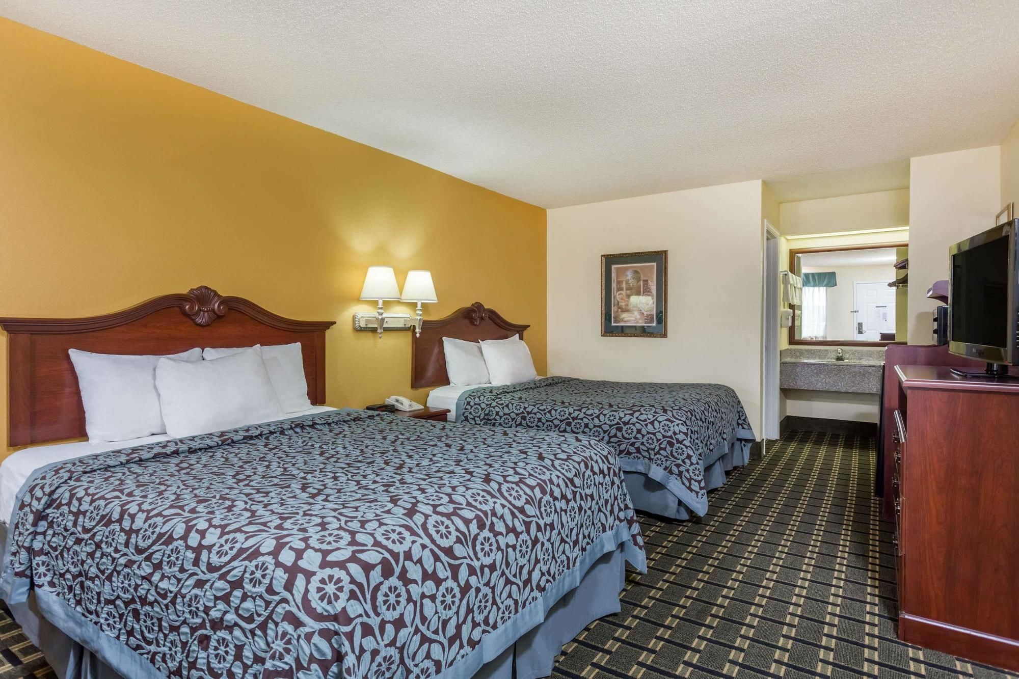 Days Inn & Suites By Wyndham Warner Robins Near Robins Afb מראה חיצוני תמונה