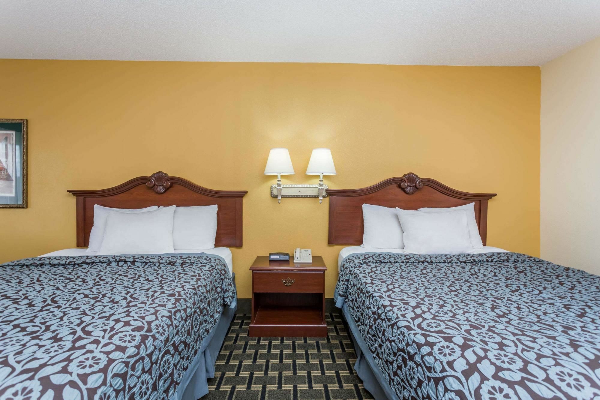 Days Inn & Suites By Wyndham Warner Robins Near Robins Afb מראה חיצוני תמונה