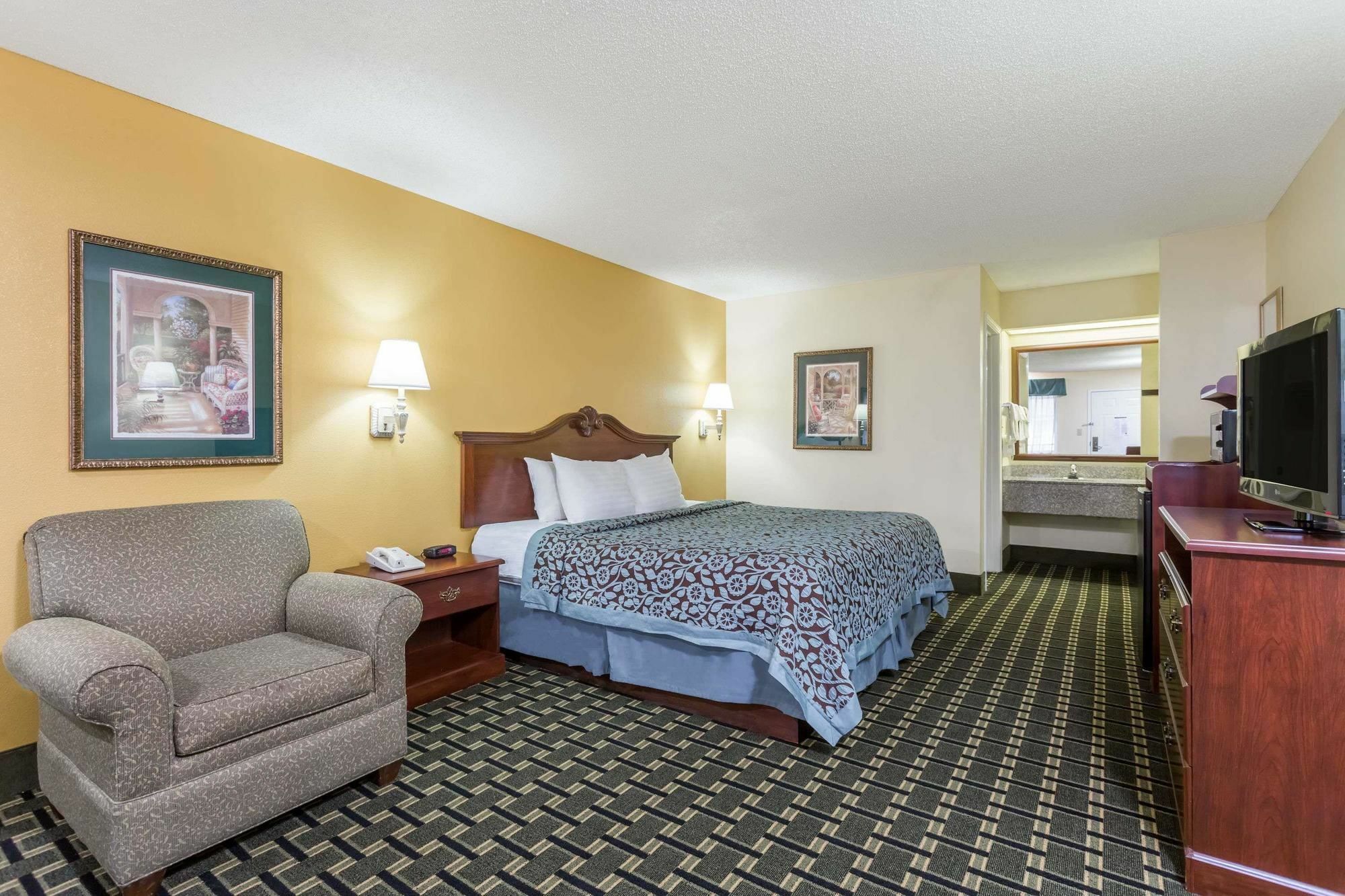 Days Inn & Suites By Wyndham Warner Robins Near Robins Afb מראה חיצוני תמונה