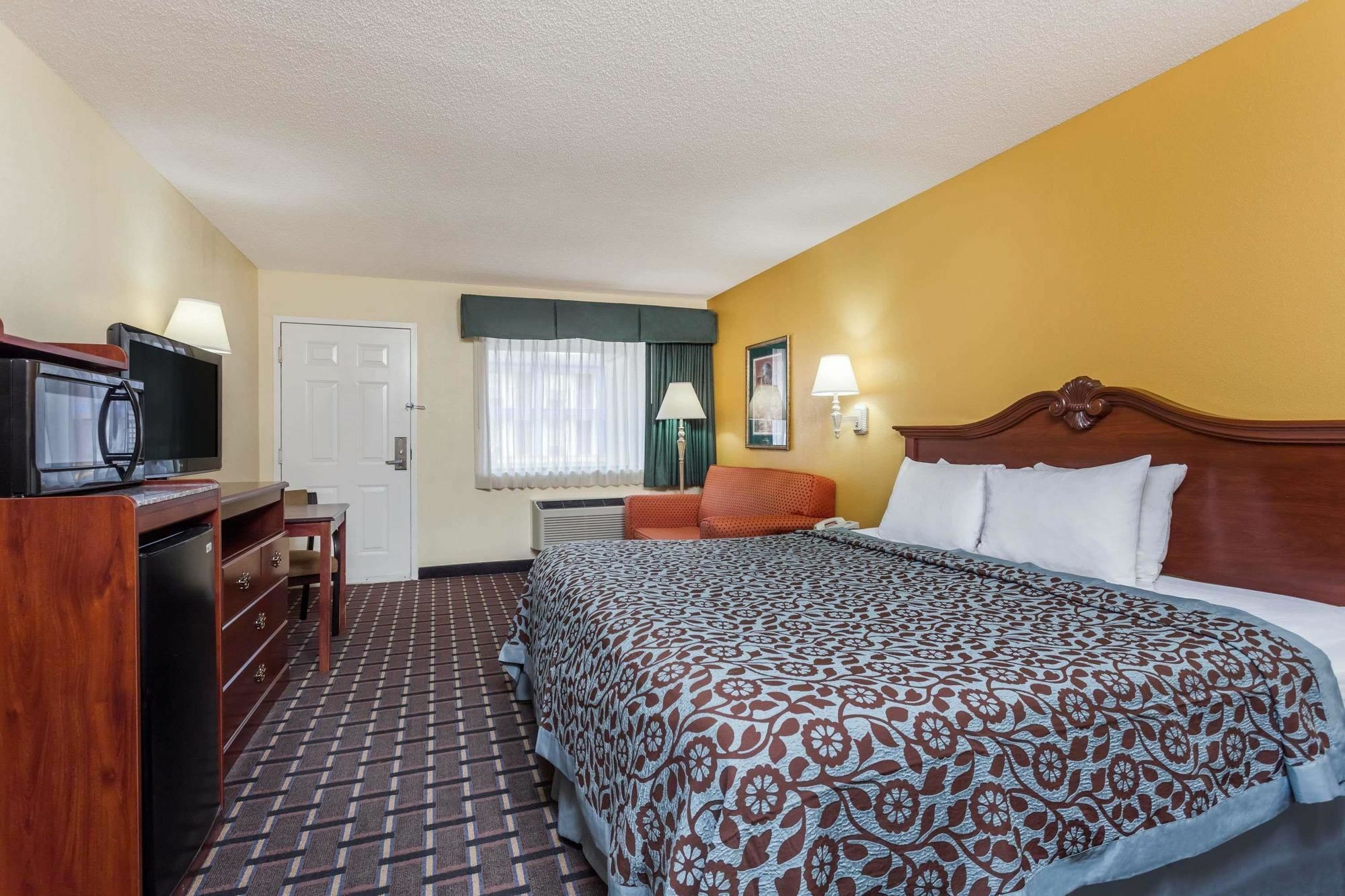 Days Inn & Suites By Wyndham Warner Robins Near Robins Afb מראה חיצוני תמונה