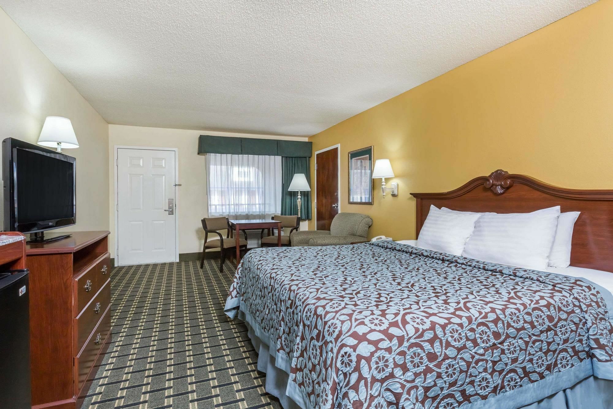 Days Inn & Suites By Wyndham Warner Robins Near Robins Afb מראה חיצוני תמונה