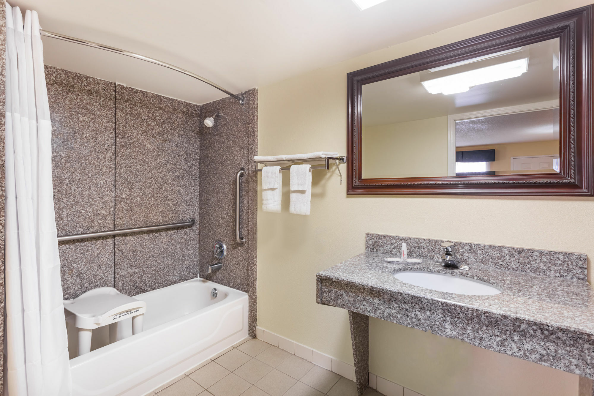 Days Inn & Suites By Wyndham Warner Robins Near Robins Afb מראה חיצוני תמונה
